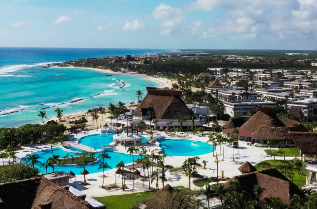 Vista aérea del Grand Bahía Príncipe Tulum con sus piscinas y la playa de la Riviera Maya