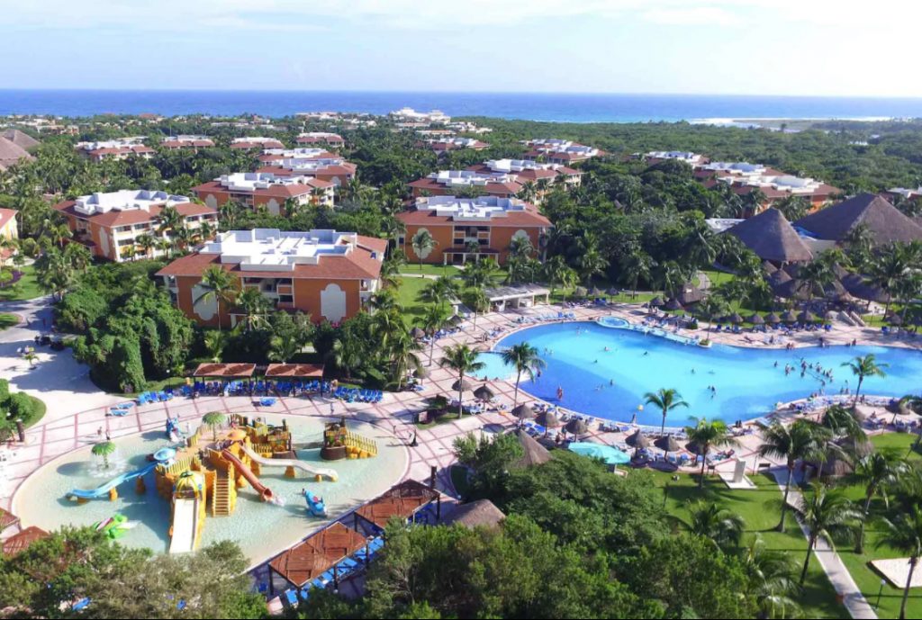 Vista aérea del Grand Bahía Príncipe Coba con su piscina y el parque acuático