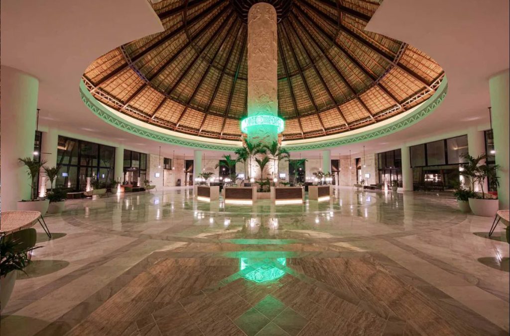 Recepción del Grand Bahía Príncipe Tulum bajo su cúpula de palapa