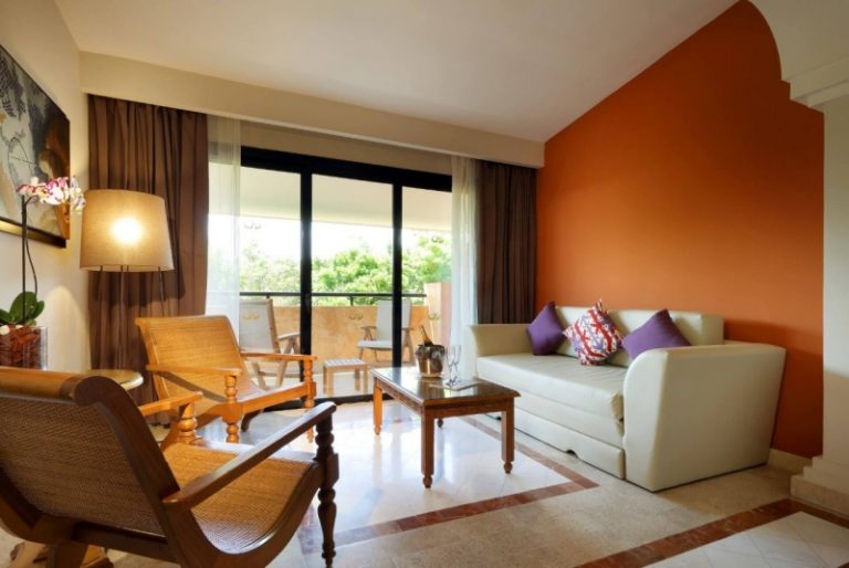 Salón de una suite con sofá y terraza del Grand Palladium Riviera Maya