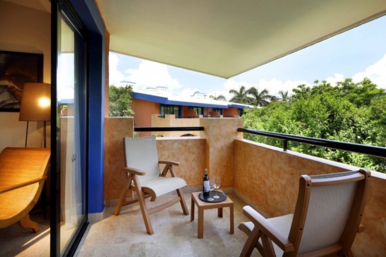 Terraza con butacas y vistas a la vegetación del Grand Palladium Riviera Maya