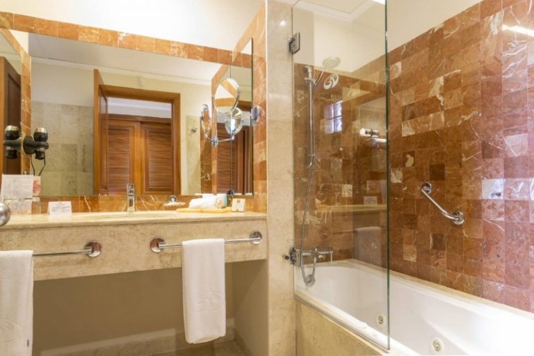 Baño con bañera y ducha del Grand Palladium Riviera Maya