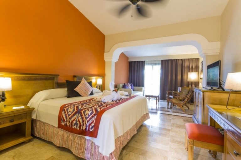 Habitación con cama de matrimonio y ventilador de techo del Grand Palladium Riviera Maya