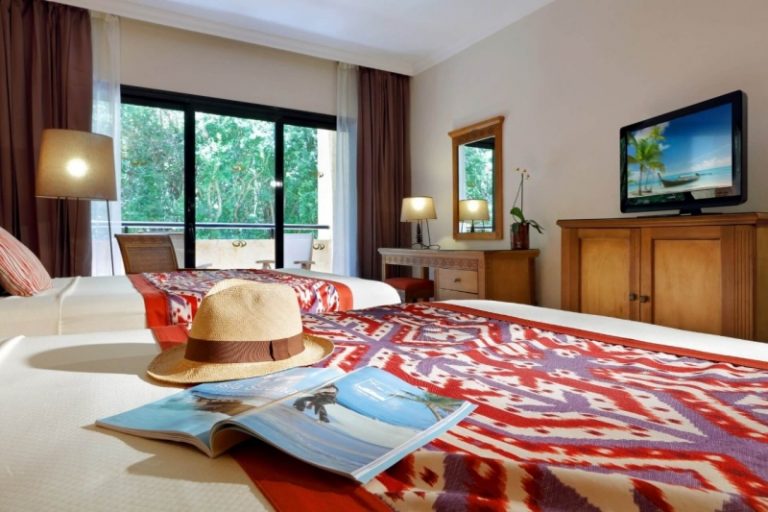 Detalle de la cama con textil mexicano del Grand Palladium Riviera Maya