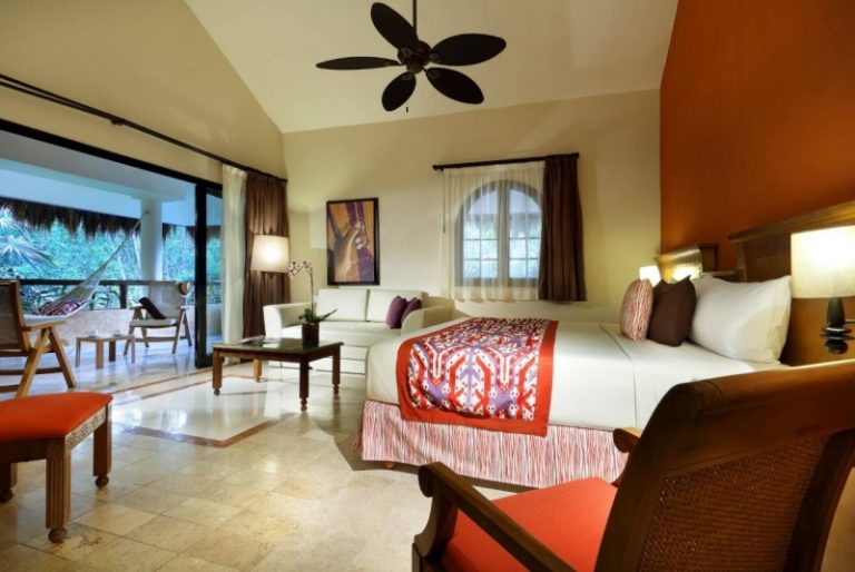 Suite con cama y zona de estar del Grand Palladium Riviera Maya