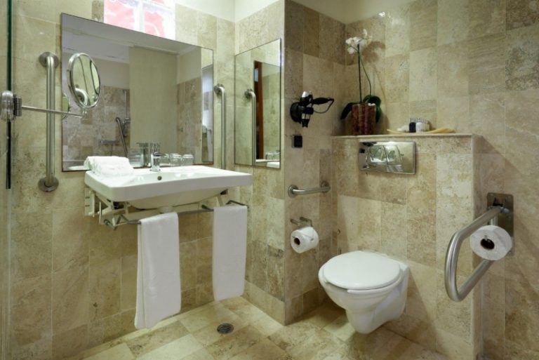 Baño con ducha y mampara del Grand Palladium Riviera Maya