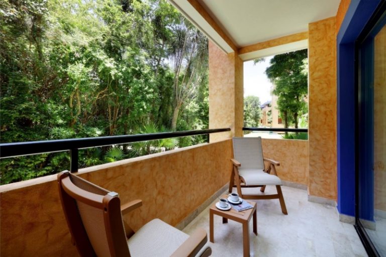 Terraza con vistas a la selva del Grand Palladium Riviera Maya