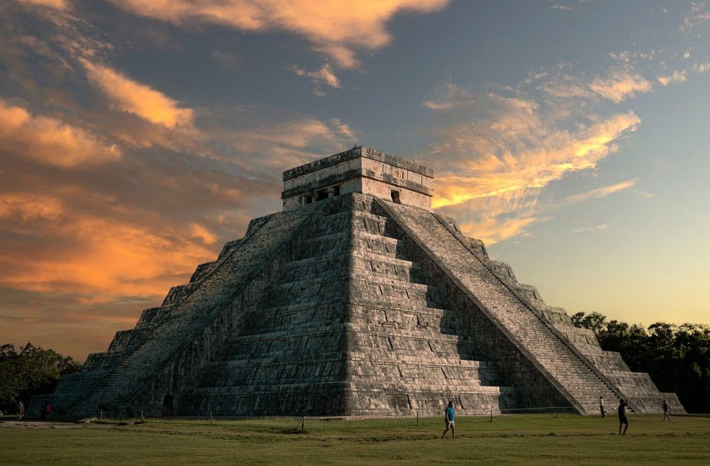 Pirámide de chichen-itza uno de los principales sitios arqueológicos de la península de Yucatán, en México