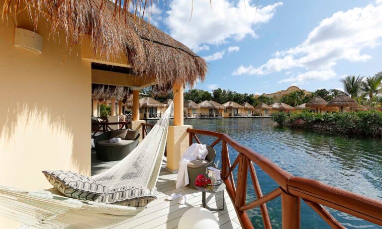 Terraza con hamaca del Romance Bungalow sobre la laguna, en el Grand Palladium White Sand