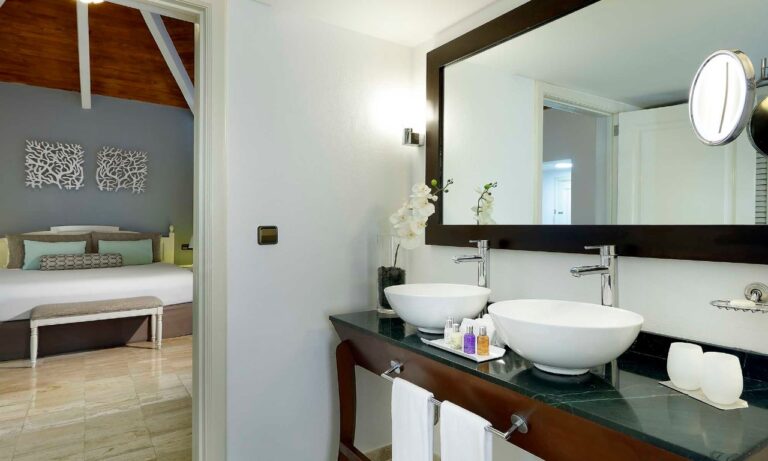 Baño con doble lavabo del Romance Bungalow del Grand Palladium White Sand