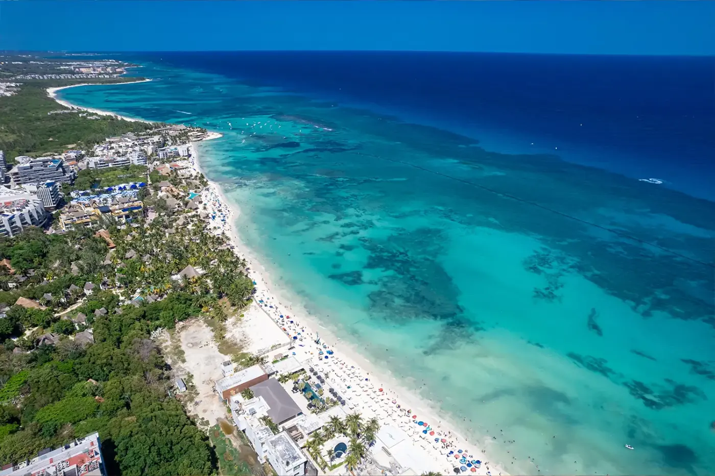 La costa de la Riviera Maya desde el aire, con la barrera de arrecife y el agua turquesa