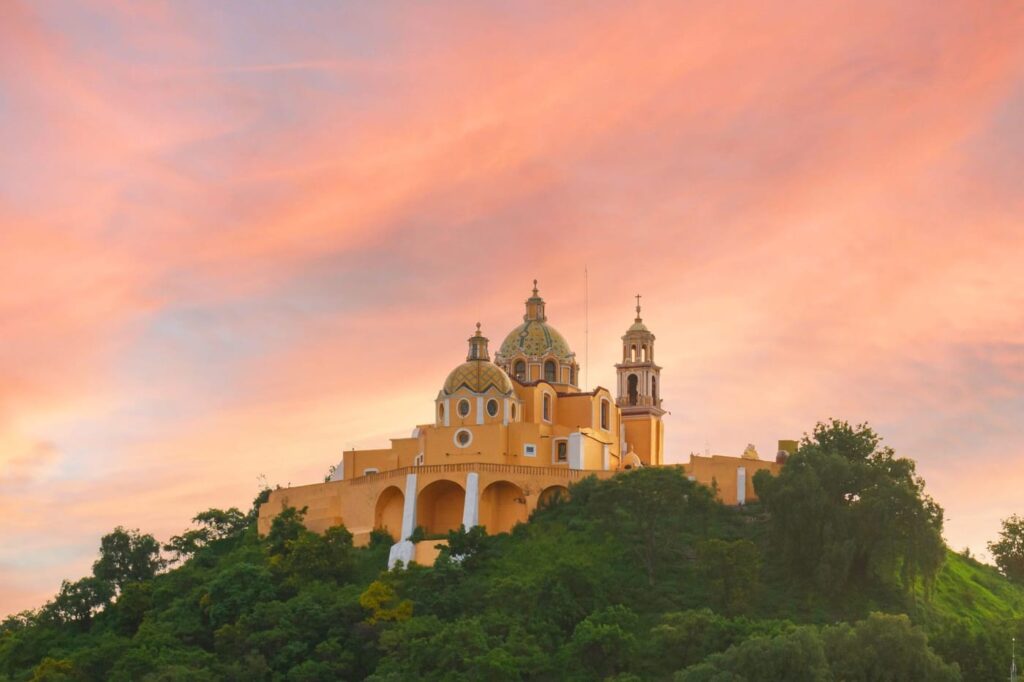Santuario de los Remedios sobre la pirámide de Cholula, Puebla, al atardecer