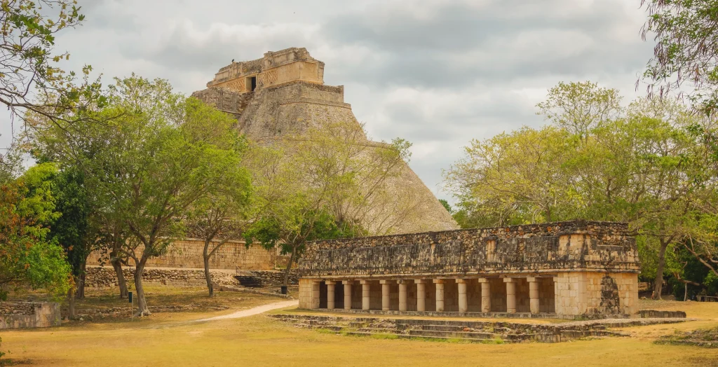 La pirámide del Adivino y el Cuadrángulo de las Monjas en Uxmal, en la península de Yucatán