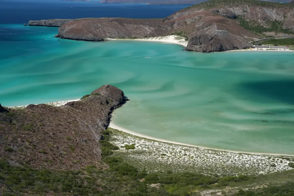 Vista aérea de Playa Balandra en La Paz, Baja California Sur, con aguas turquesas y cerros del desierto