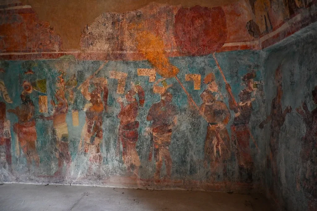 Mural maya de Bonampak con figuras de guerreros sobre fondo azul, en la Selva Lacandona de Chiapas