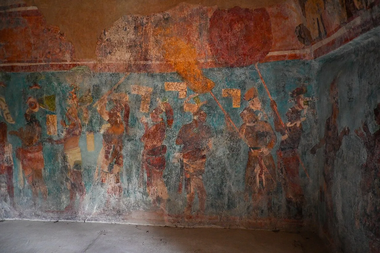 Mural maya de Bonampak con figuras de guerreros sobre fondo azul, en la Selva Lacandona de Chiapas