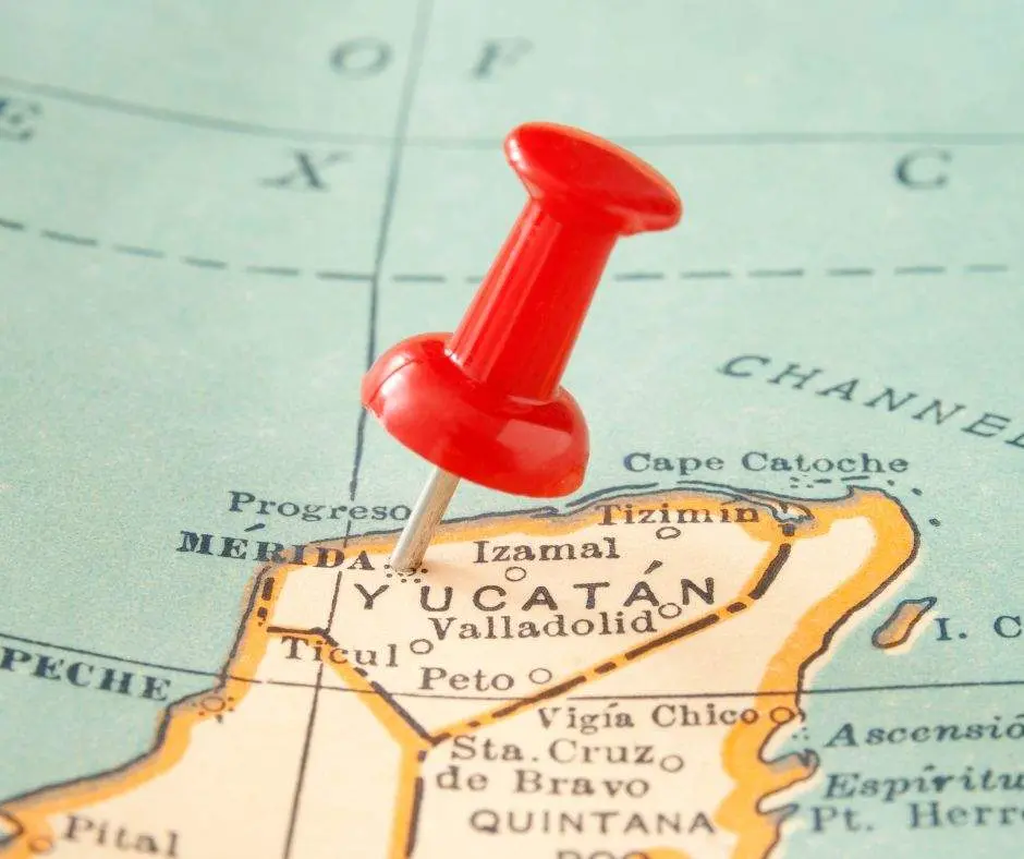 Mapa antiguo de la península de Yucatán con una chincheta roja clavada en Mérida
