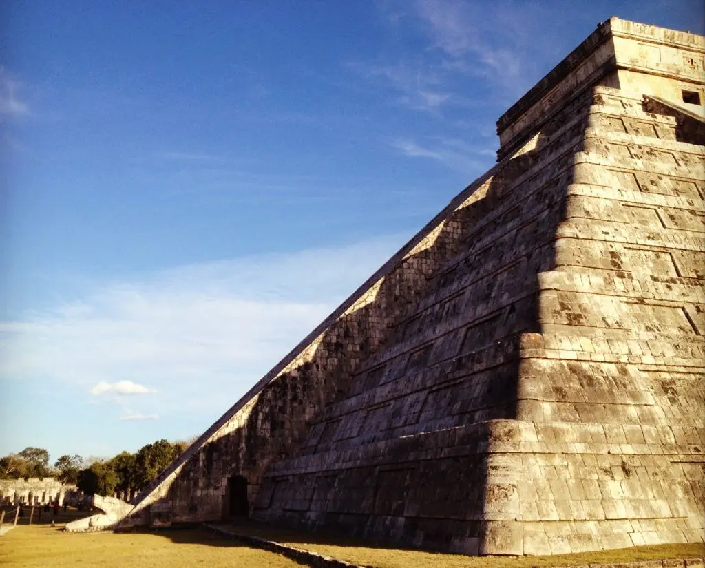 Pirámide de Kukulcán en Chichén Itzá durante el equinoccio, con la sombra escalonada sobre la escalinata norte