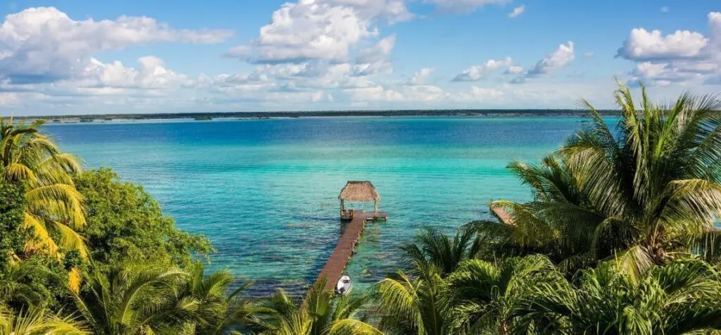 Laguna de Bacalar con sus franjas de agua turquesa e índigo vistas desde la orilla