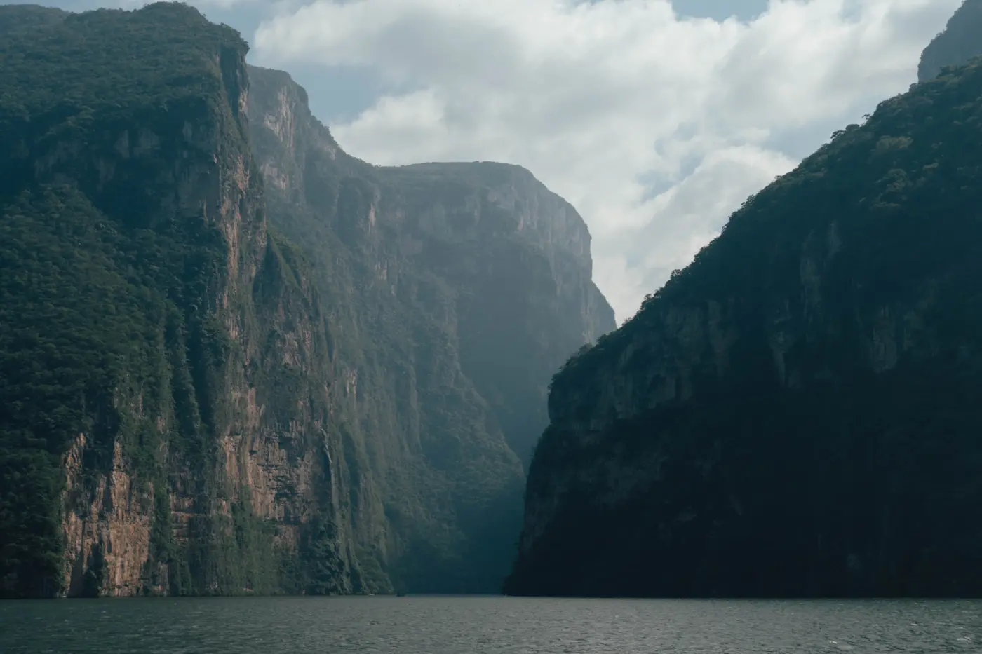 Paredes del Cañón del Sumidero sobre el río Grijalva, en Chiapas