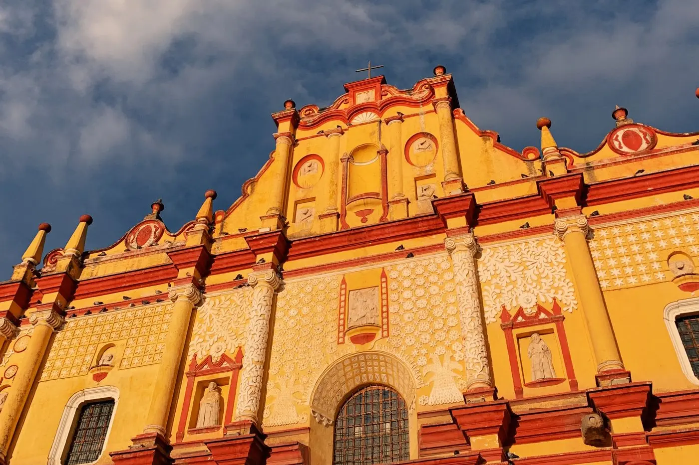 Fachada barroca amarilla y roja de la Catedral de San Cristóbal de las Casas, en Chiapas