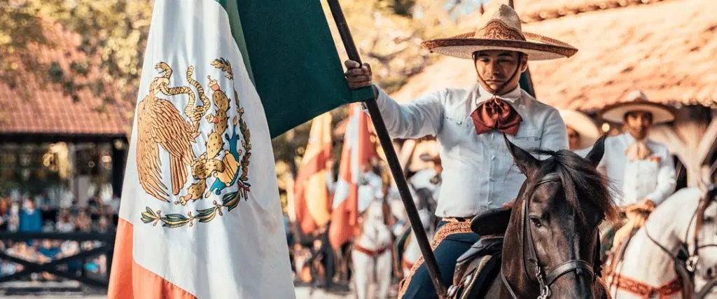 Bandera de México ondeando con el escudo nacional del águila y la serpiente