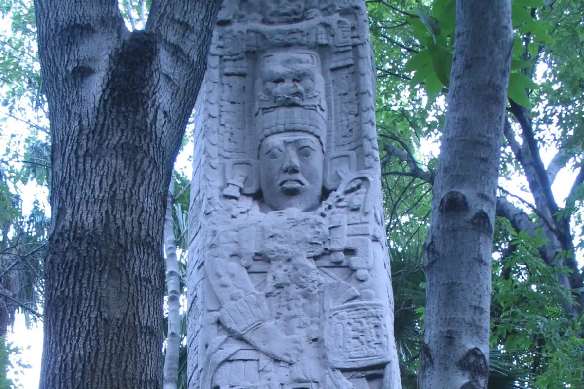 Estela maya en los jardines del Museo Nacional de Antropología de Ciudad de México