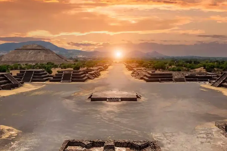 La Calzada de los Muertos de Teotihuacán al amanecer, con la Pirámide del Sol al fondo
