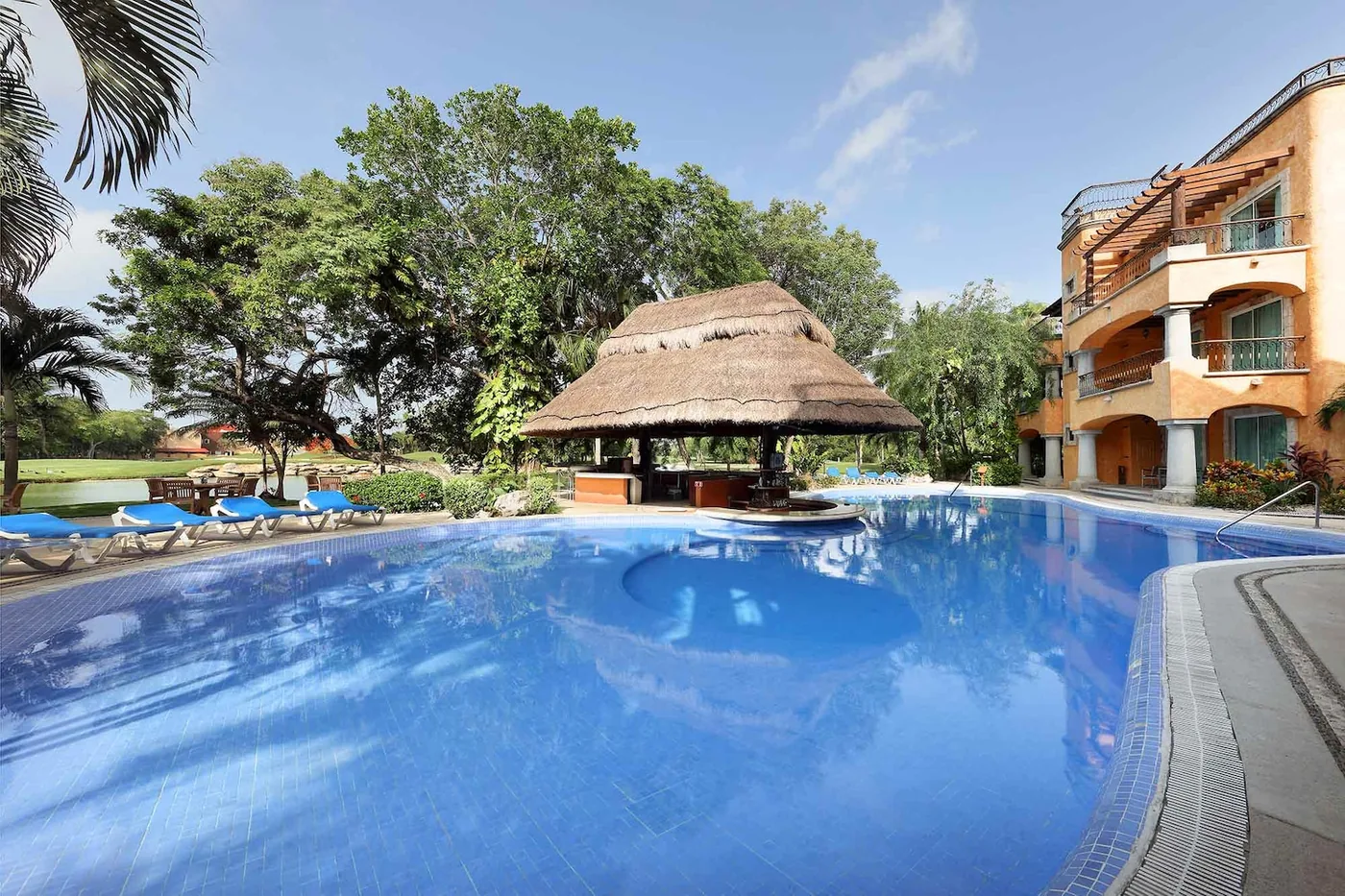Piscina y jardines del Eurostars Hacienda Vista Real, en Playa del Carmen