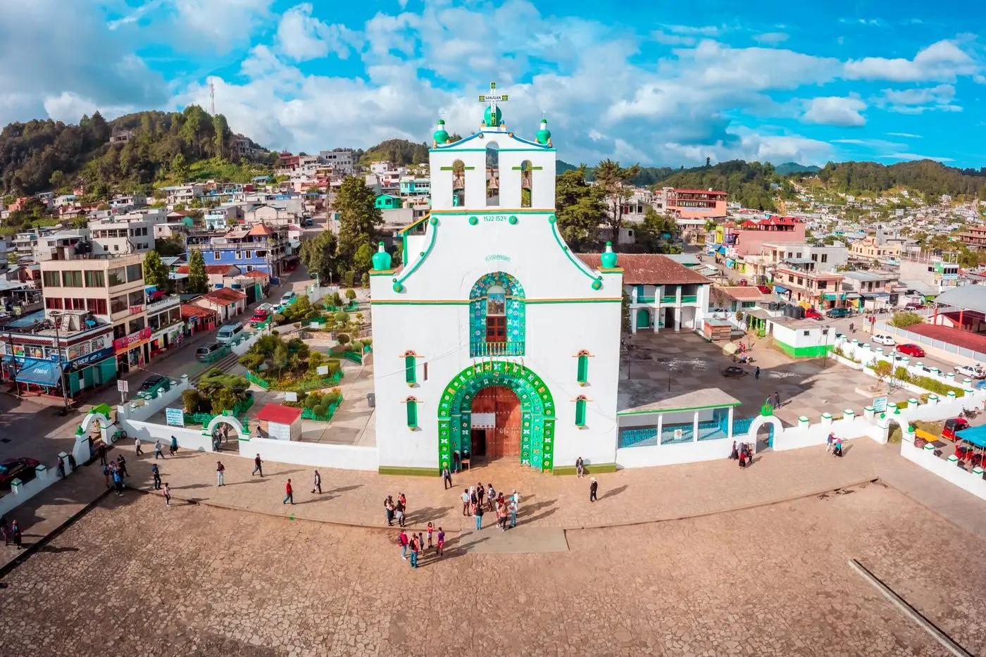 Iglesia de San Juan Bautista en San Juan Chamula, con su fachada blanca y verde y la plaza delante