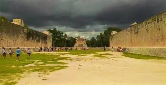 El juego de pelota es uno de los rituales religiosos más importantes de la cultura mesoamericana. En el Popol Vuh -libro sagrado Maya- se describe un juego