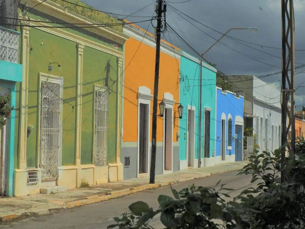 Mérida calles coloridas Casas coloniales de colores en una calle de Mérida, Yucatán