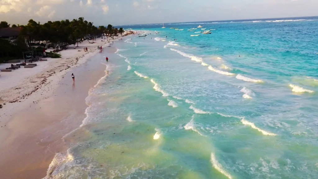 Playa de la Riviera Maya con el agua turquesa rompiendo en la orilla