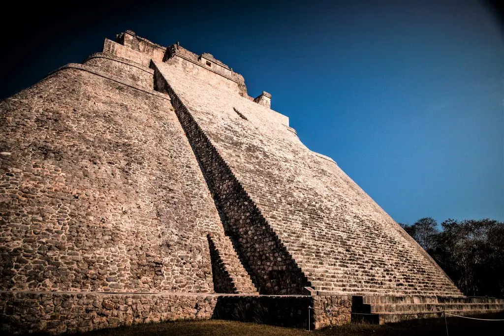 La Leyenda maya de Uxmal del Enano y el Gobernante