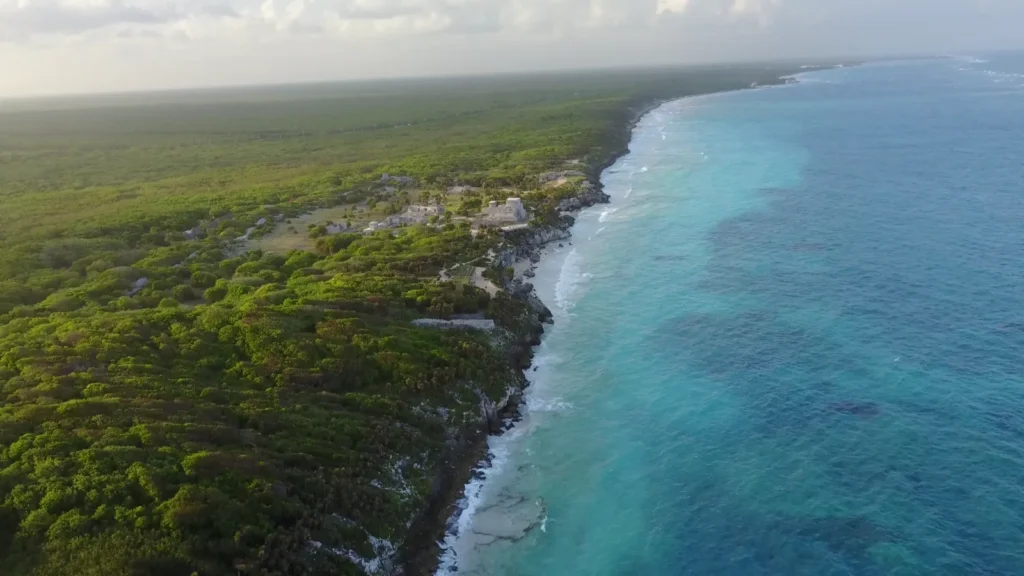 La costa de Tulum desde el aire, con la selva llegando hasta el mar turquesa