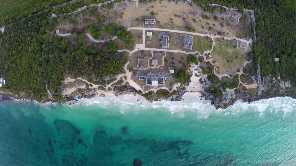 Vista aérea de las ruinas de Tulum sobre el acantilado, junto al mar turquesa