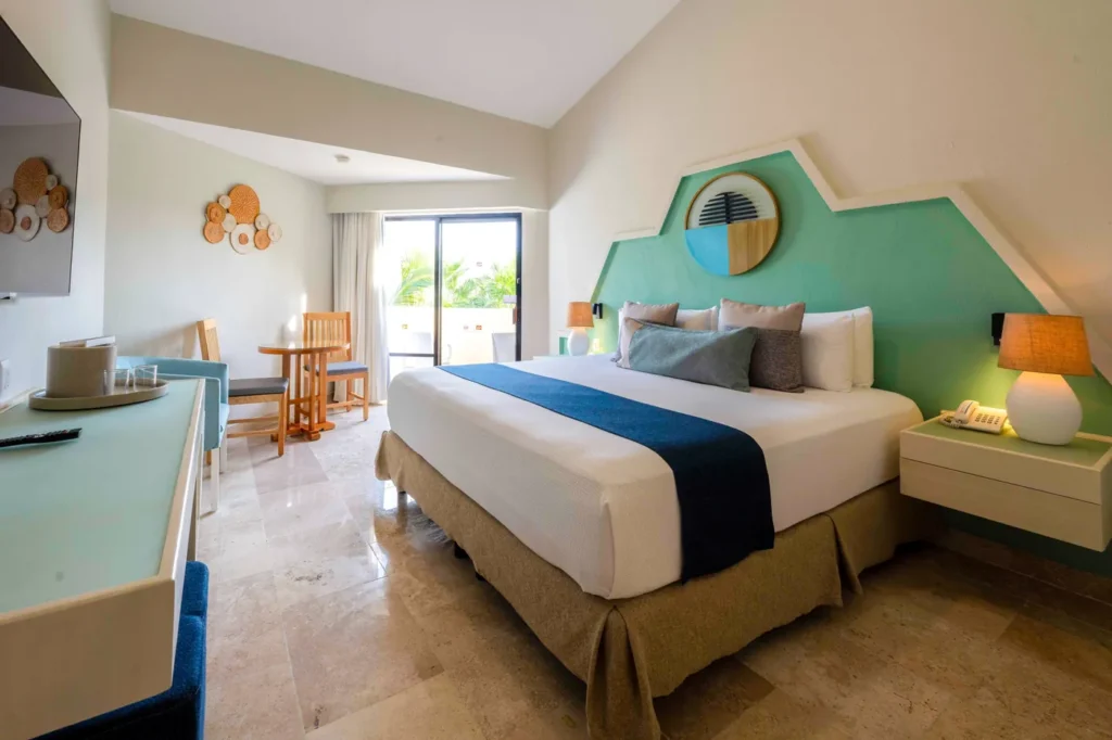 Habitación del Viva Maya by Wyndham con cama king size y terraza