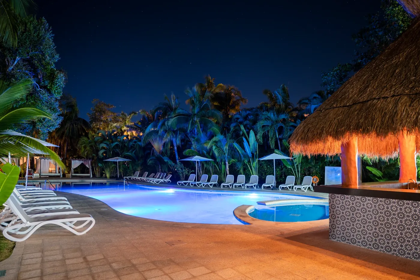 Piscina y palapas del Viva Maya by Wyndham en Playacar, Riviera Maya