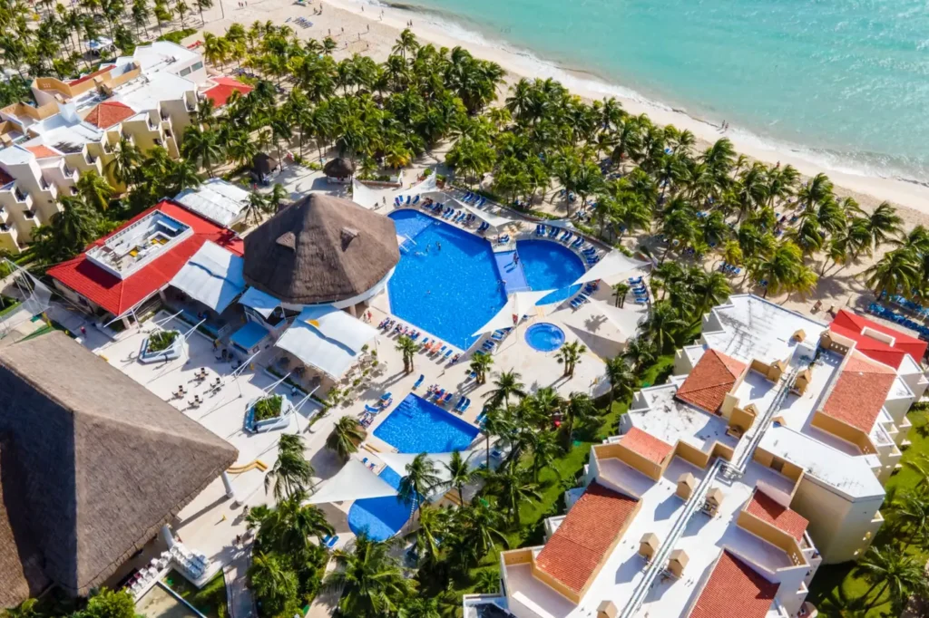 Vista aérea del Viva Maya by Wyndham y la playa de Playacar, Riviera Maya