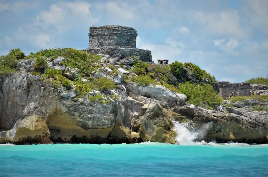 Ruinas mayas de Tulum sobre el acantilado frente al mar Caribe