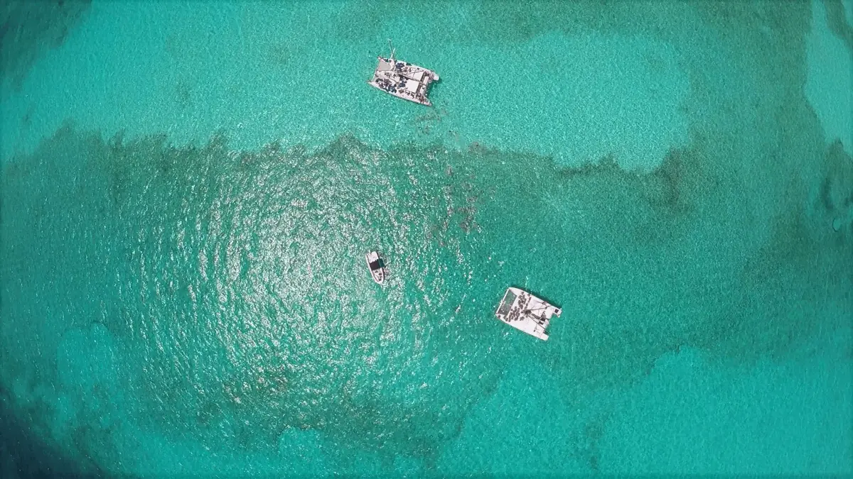 Catamarán navegando por el Caribe mexicano hacia Isla Mujeres