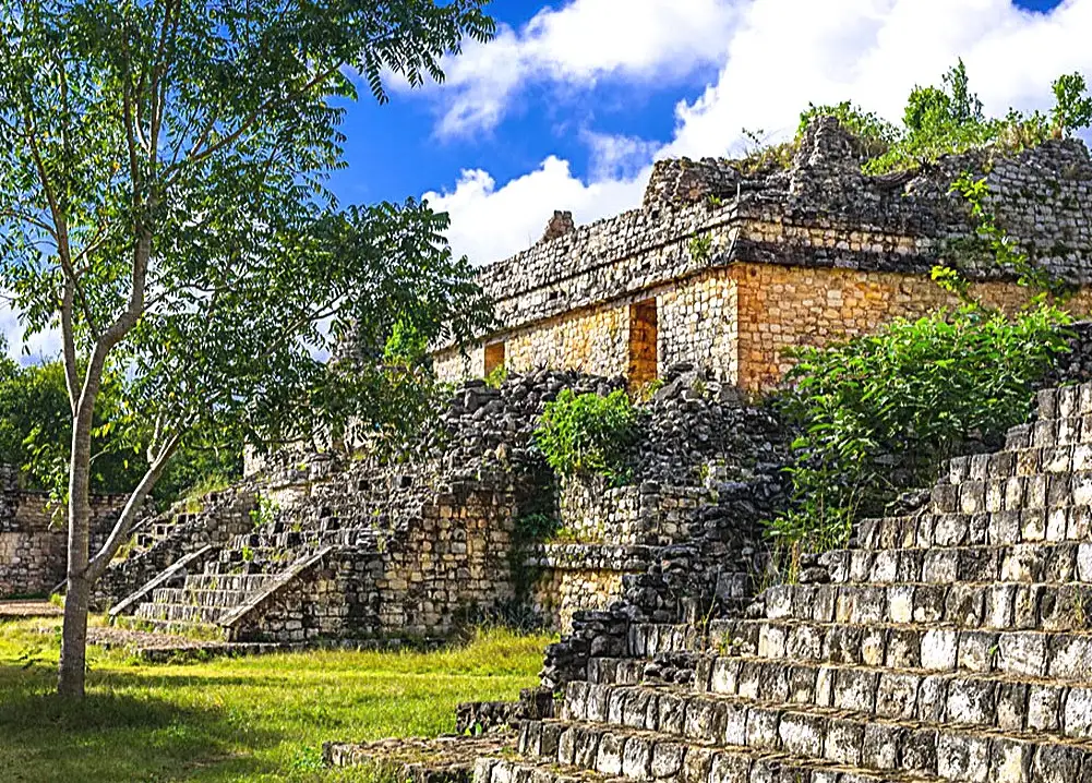 Estructuras y escalinatas de las ruinas mayas de Ek Balam