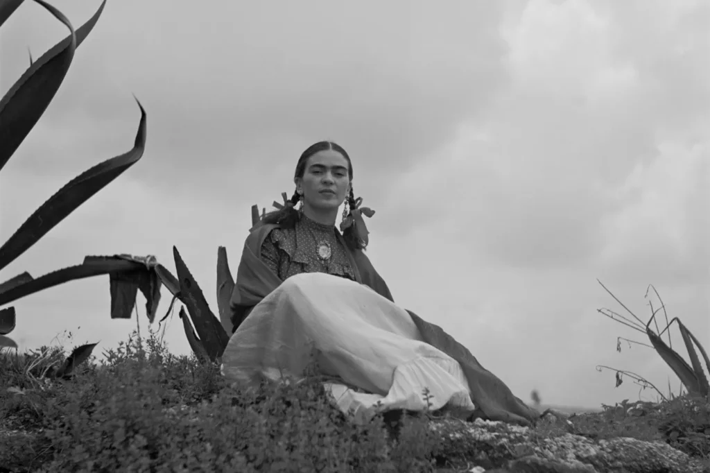 Frida Kahlo sentada junto a un agave, fotografiada por Toni Frissell en México en 1937