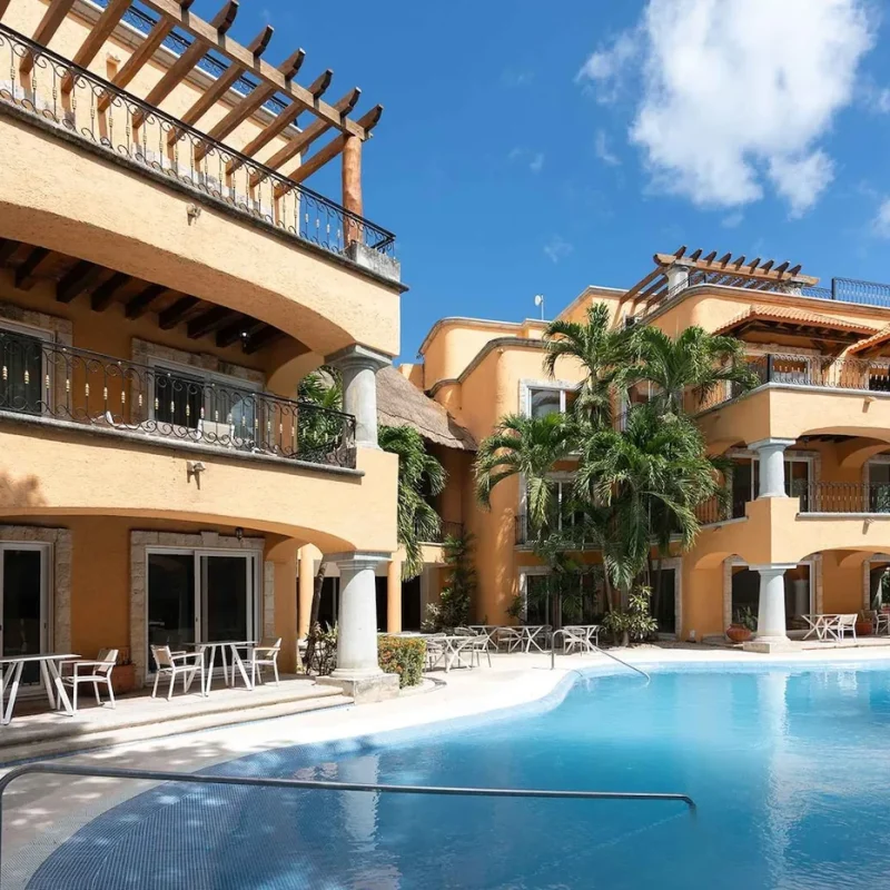 Fachada y piscina del Hotel Eurostars Hacienda Vista Real, en Playa del Carmen