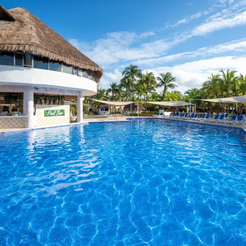 Piscina principal del Viva Maya by Wyndham frente al mar