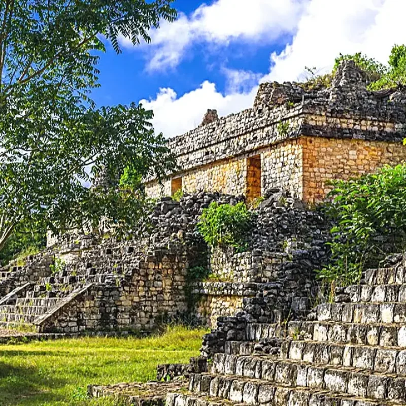 Estructuras y escalinatas de las ruinas mayas de Ek Balam